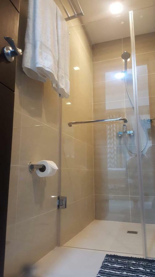 101 Newport Boulevard C1 Apartment Manila Bagian luar foto